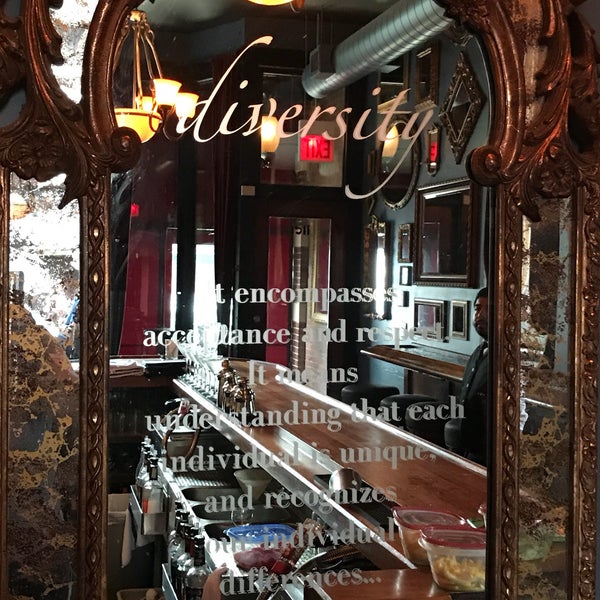 6/17/2017 tarihinde David M.ziyaretçi tarafından Marty&#39;s Martini Bar'de çekilen fotoğraf