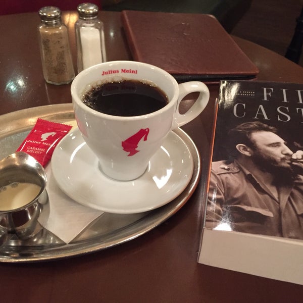 รูปภาพถ่ายที่ Julius Meinl Coffee House โดย David M. เมื่อ 12/31/2016