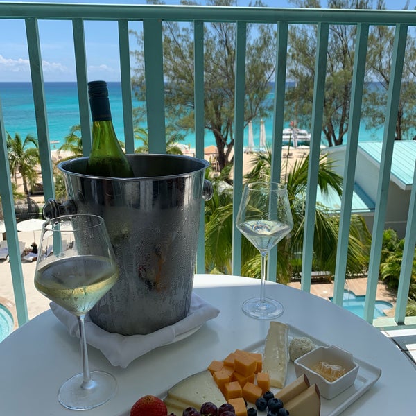 Снимок сделан в The Westin Grand Cayman Seven Mile Beach Resort &amp; Spa пользователем Jervin J. 6/1/2019