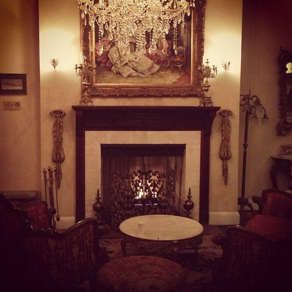 Foto diambil di Queen Anne Hotel oleh Rojas pada 4/21/2013