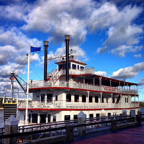 Снимок сделан в Savannah&#39;s Riverboat Cruises пользователем Emile N. 2/11/2015