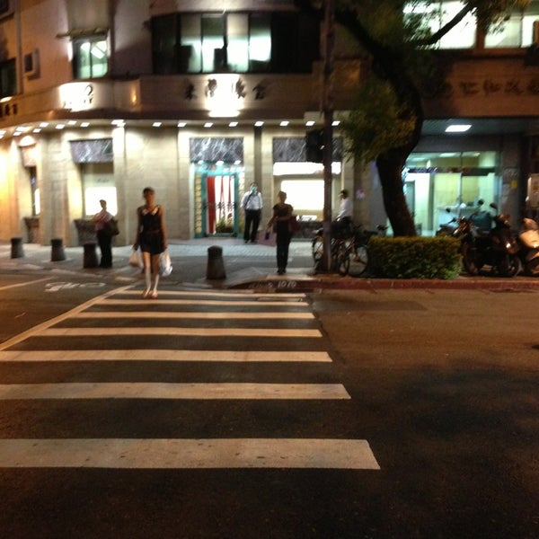 Photos At 公車仁愛安和路口站 Da An Qu 0 Tips
