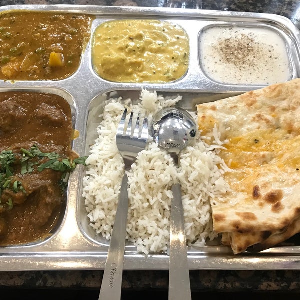 Foto tomada en Bhanu&#39;s Indian Grocery &amp; Cuisine  por Ella H. el 9/17/2018