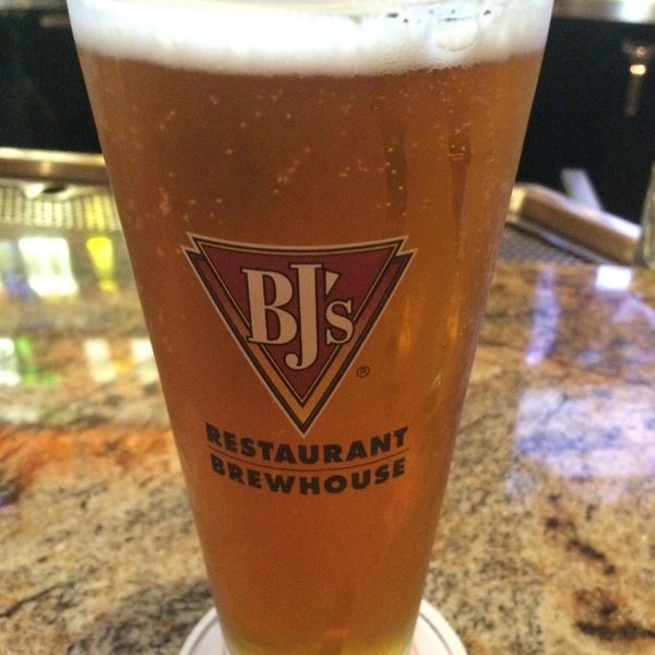 Photo taken at BJ&#39;s Restaurant &amp; Brewhouse by Dave B. on 3/28/2015