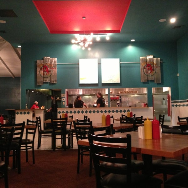 2/24/2013にAmiee L.がWoody&#39;s Burgersで撮った写真