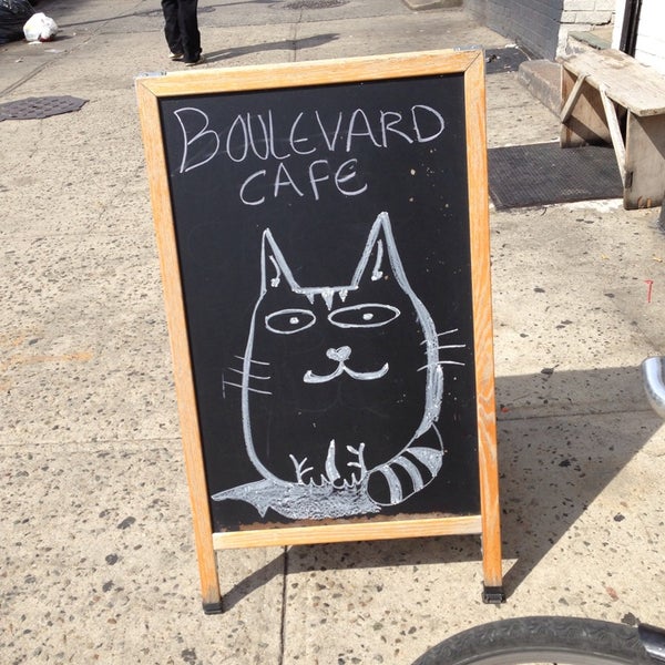 Foto tirada no(a) Boulevard Cafe por Katie em 9/7/2013
