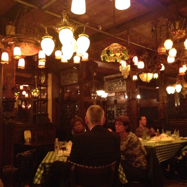 Foto diambil di Gullivers Pizza and Pub Chicago oleh Paul L. pada 11/15/2013