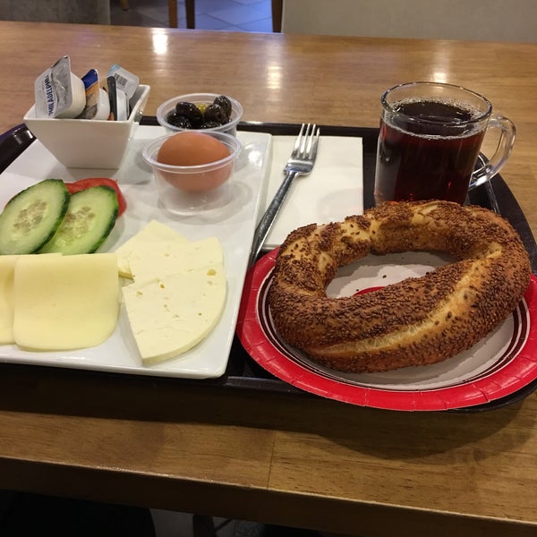 Foto diambil di Simit Café oleh Serdar Ç. pada 12/11/2015