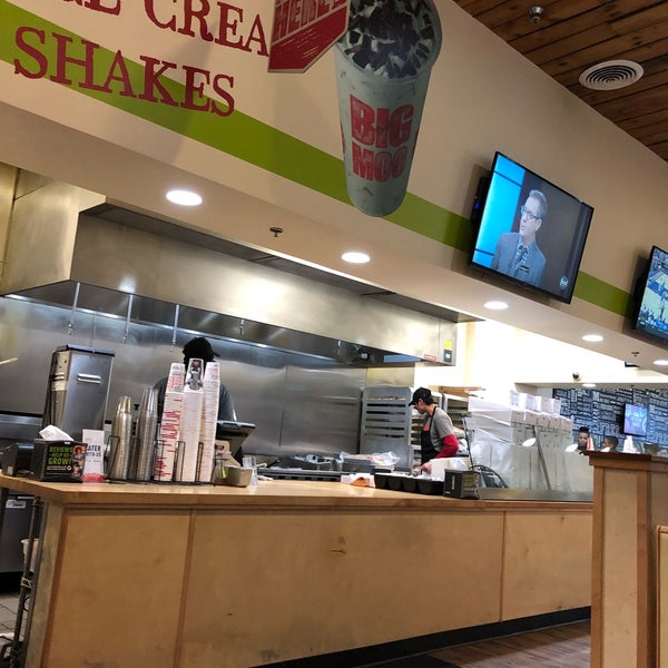 Photo taken at MOOYAH Burgers, Fries &amp; Shakes by Curtis T. on 1/19/2019