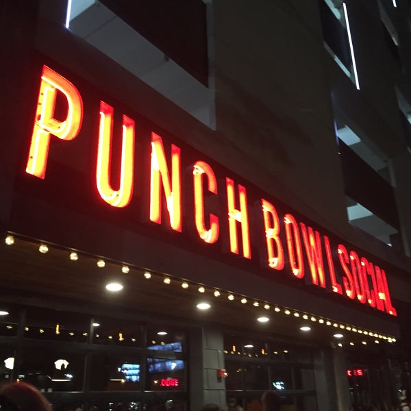 รูปภาพถ่ายที่ Punch Bowl Social โดย Michael D. เมื่อ 9/10/2016