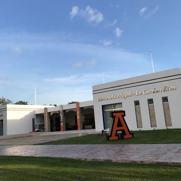 รูปภาพถ่ายที่ Universidad Anáhuac Mayab โดย Saul A. เมื่อ 10/13/2017