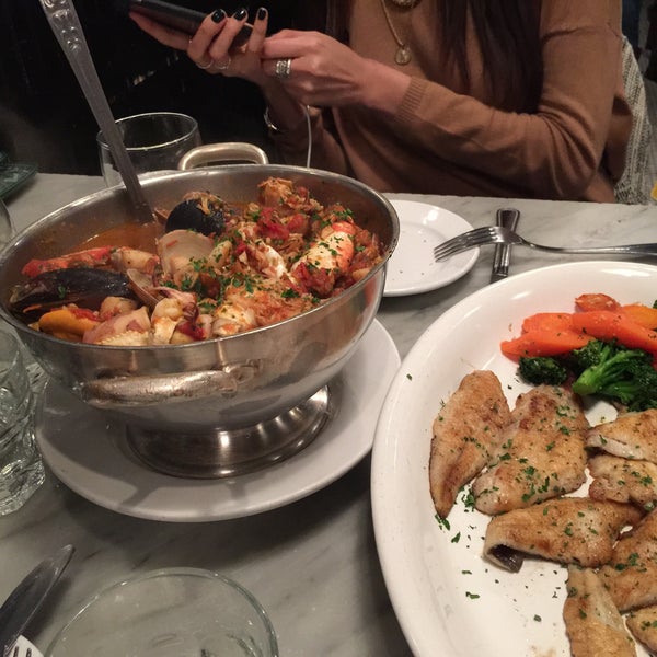 Foto tirada no(a) Sotto Mare Oysteria &amp; Seafood Restaurant por Peter W. em 3/4/2015