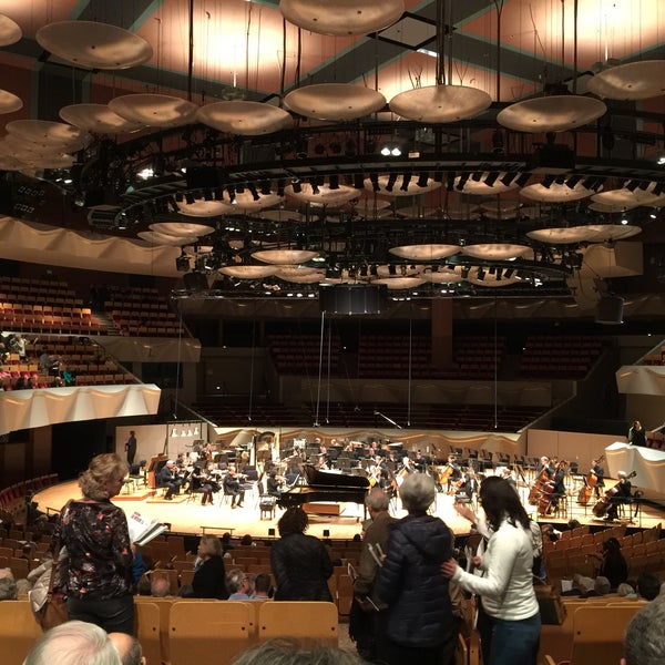 Foto tirada no(a) Boettcher Concert Hall por Richard em 3/18/2018
