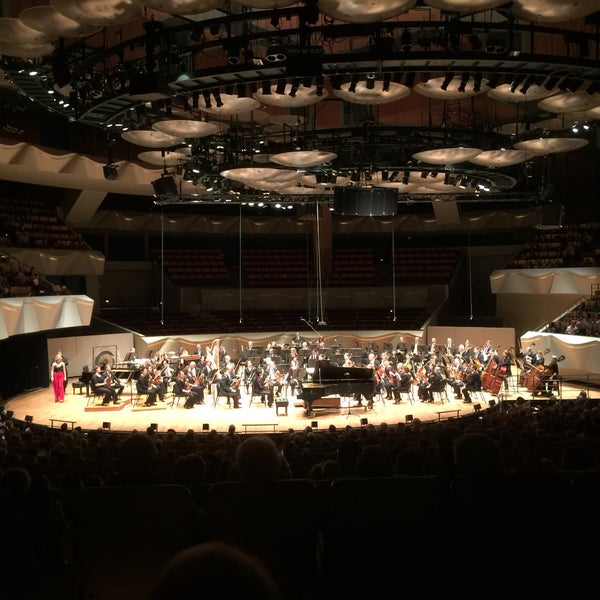 รูปภาพถ่ายที่ Boettcher Concert Hall โดย Richard เมื่อ 11/19/2017