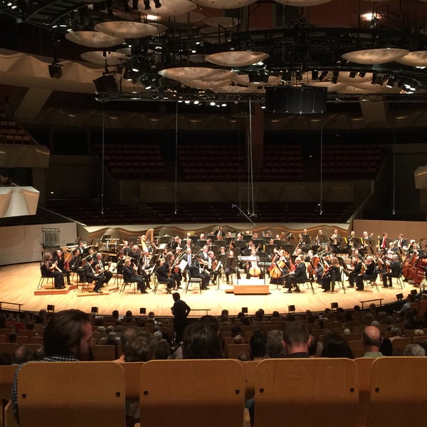 Foto scattata a Boettcher Concert Hall da Richard il 10/22/2017