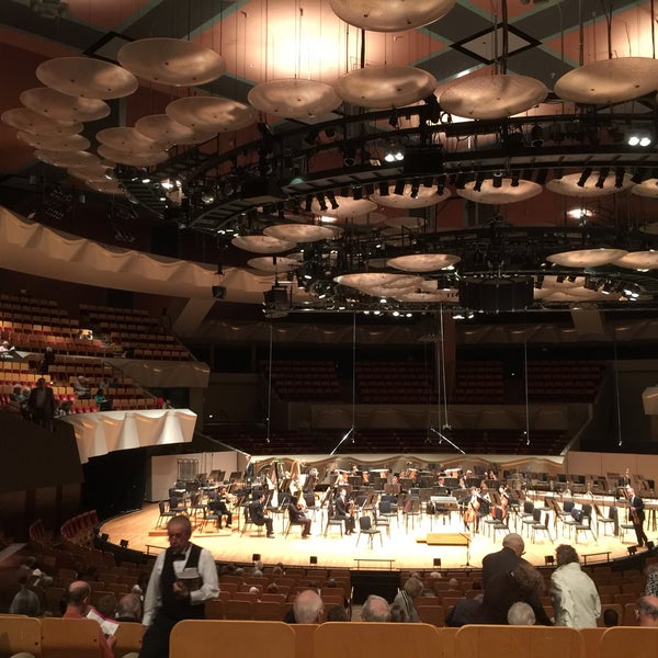 Foto tirada no(a) Boettcher Concert Hall por Richard em 5/21/2017