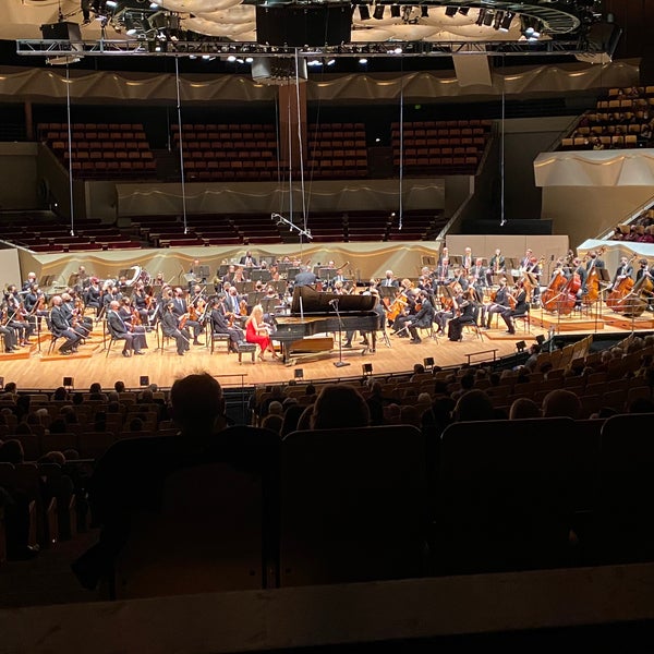 รูปภาพถ่ายที่ Boettcher Concert Hall โดย Richard เมื่อ 11/21/2021