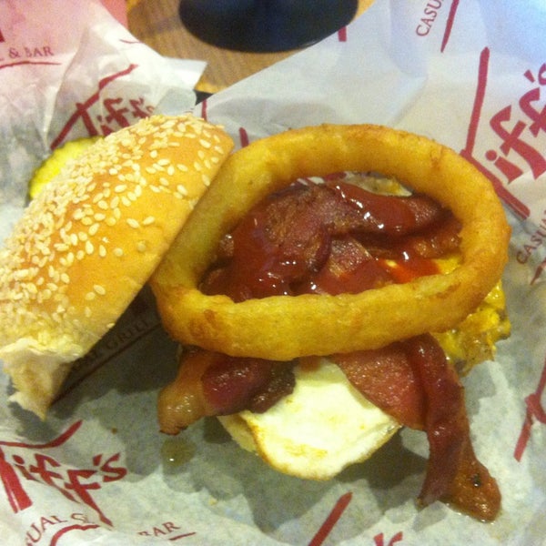 Foto tirada no(a) Tiff&#39;s Burger por Daniel R. em 6/22/2013