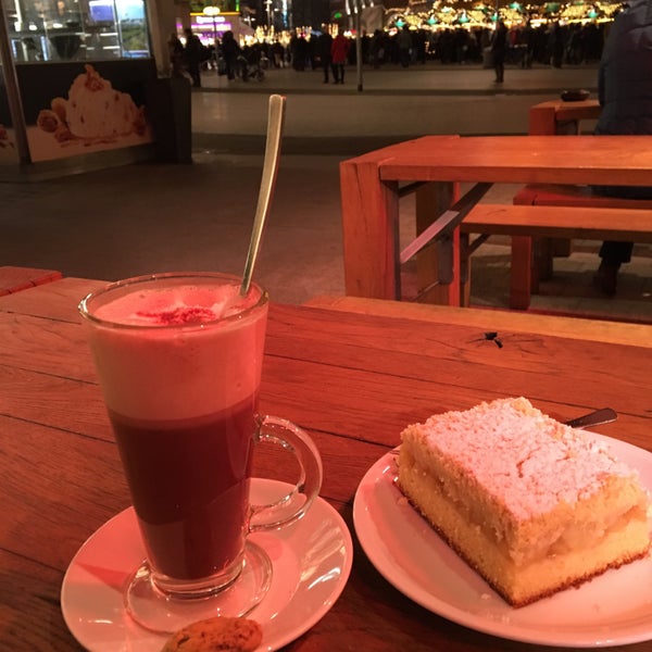 Das Foto wurde bei Mövenpick Café Kröpcke von Yasemin am 12/11/2015 aufgenommen