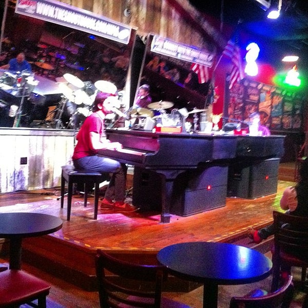 รูปภาพถ่ายที่ Shout House Dueling Pianos โดย @zaibatsu R. S. เมื่อ 10/22/2012