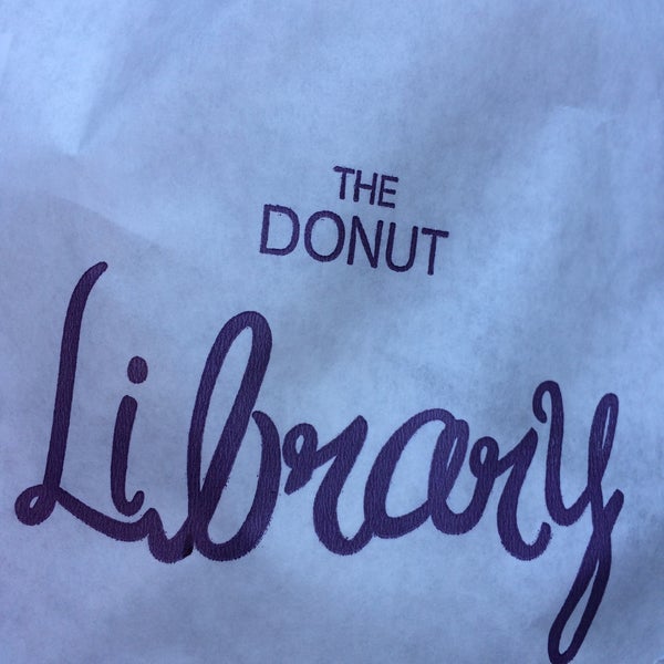 Foto tirada no(a) The Donut Library por Laszlo B. em 9/2/2016