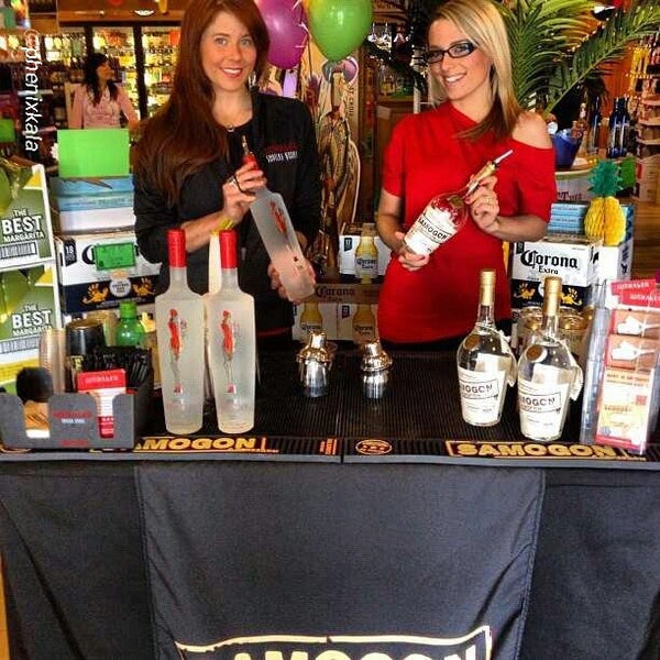 Foto tomada en Randall&#39;s Wines &amp; Spirits  por Ray E. el 5/11/2013