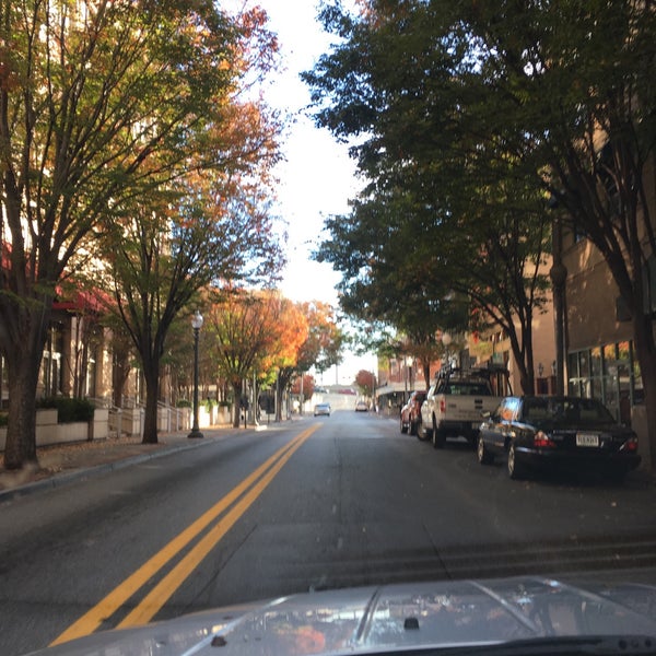 รูปภาพถ่ายที่ Downtown Roanoke โดย Brendan S. เมื่อ 11/8/2016