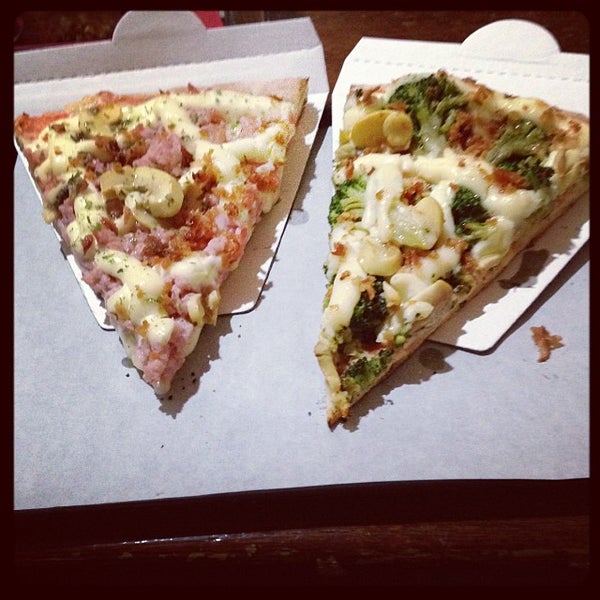 Foto tirada no(a) Vitrine da Pizza - Pizza em Pedaços por Paulo Z. em 9/28/2013