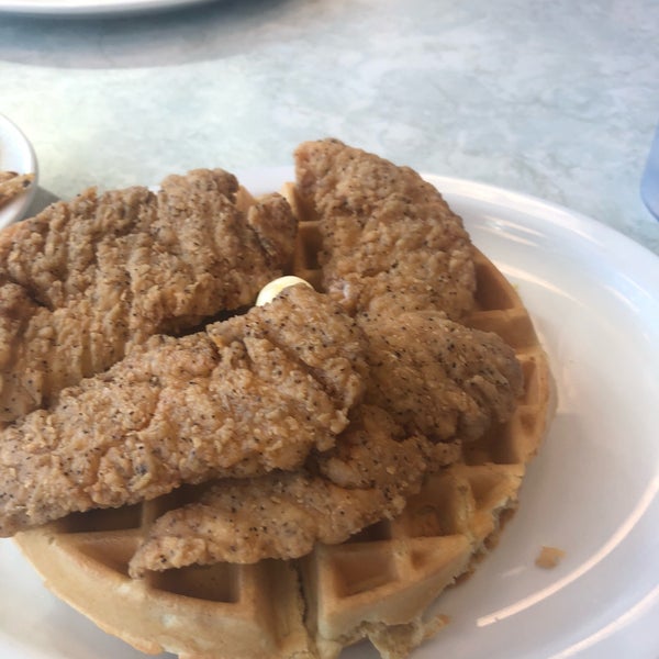 Photo taken at Bob &amp; Edith&#39;s Diner by Larry F. on 9/30/2018