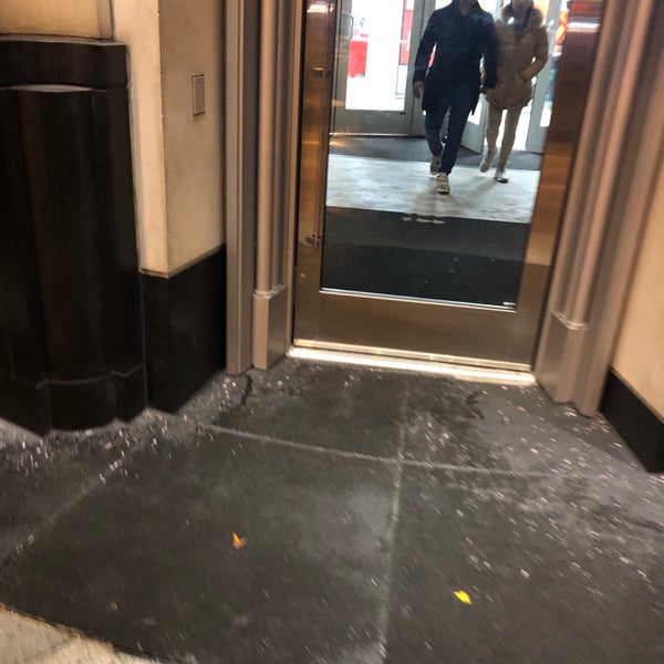 Photo taken at Saks OFF 5TH by Larry F. on 11/15/2018