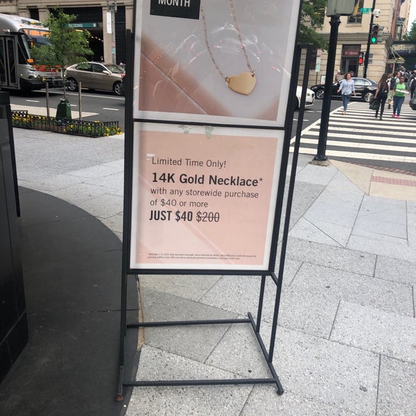Photo taken at Saks OFF 5TH by Larry F. on 5/9/2019