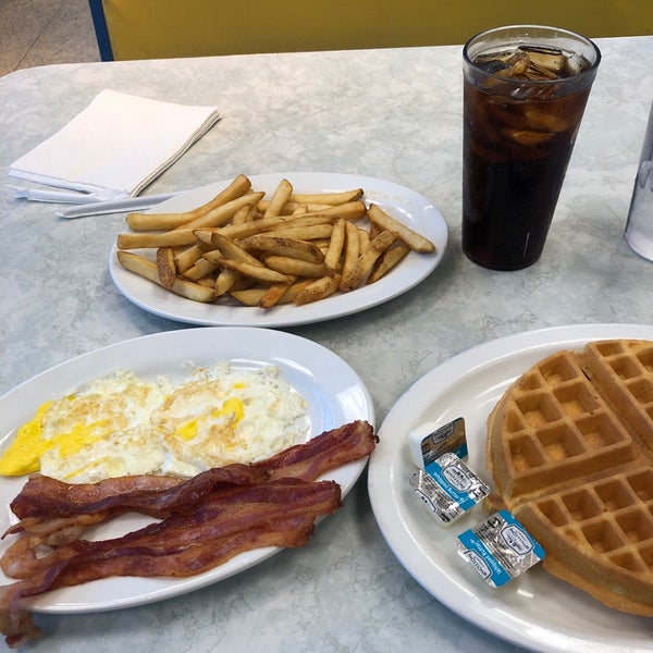 Photo taken at Bob &amp; Edith&#39;s Diner by Larry F. on 4/19/2019