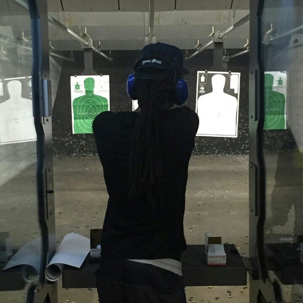 Photo prise au DFW Gun Range and Training Center par Phreshmint .. le7/16/2015
