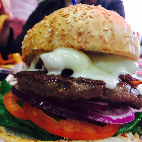 Foto tomada en Pearl&#39;s Deluxe Burgers  por Phreshmint .. el 10/24/2015