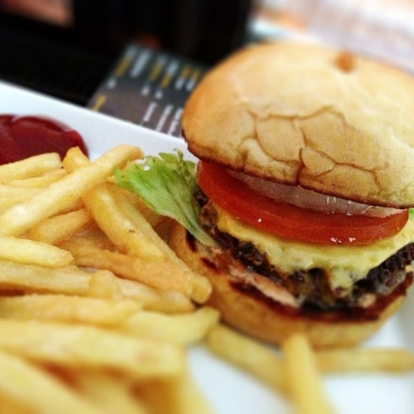 รูปภาพถ่ายที่ Burger House โดย Ben Vice เมื่อ 1/20/2013