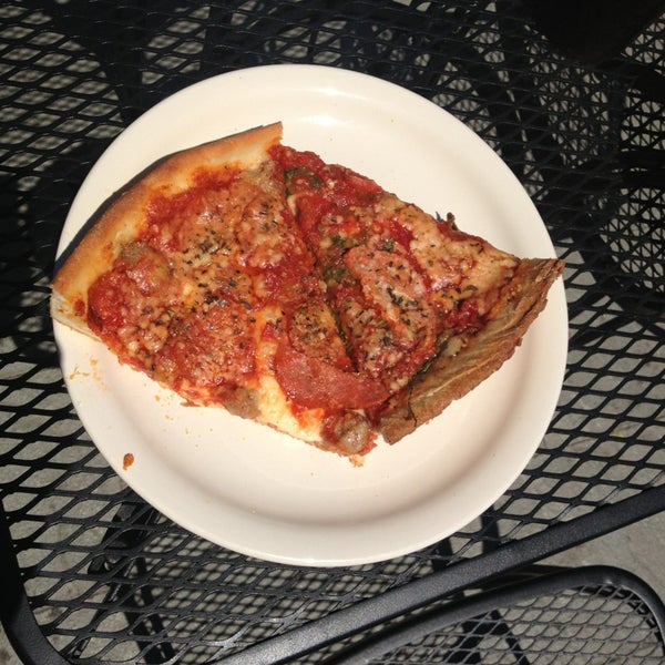 7/25/2013にJeff M.がSouth of Chicago Pizza and Beefで撮った写真