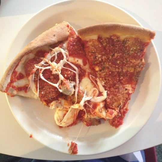 Foto tomada en South of Chicago Pizza and Beef  por Jeff M. el 10/23/2012
