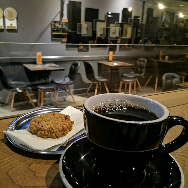 Das Foto wurde bei Two Cups Coffee von Murat B. am 12/13/2019 aufgenommen