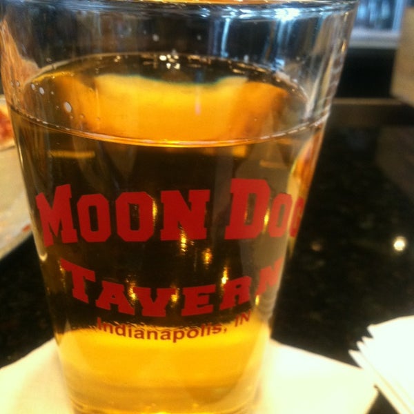 รูปภาพถ่ายที่ Moon Dog Tavern โดย Tracy D. เมื่อ 3/17/2013
