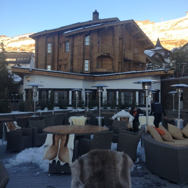 Hotel reformado lindamente. Atendimento maravilhoso.Terraço com uma vista incrível.Restaurante com a melhor comida de Sierra Nevada.Do hotel,já se sai esquiando.Enfim,uma ótima experiência.Recomendo.