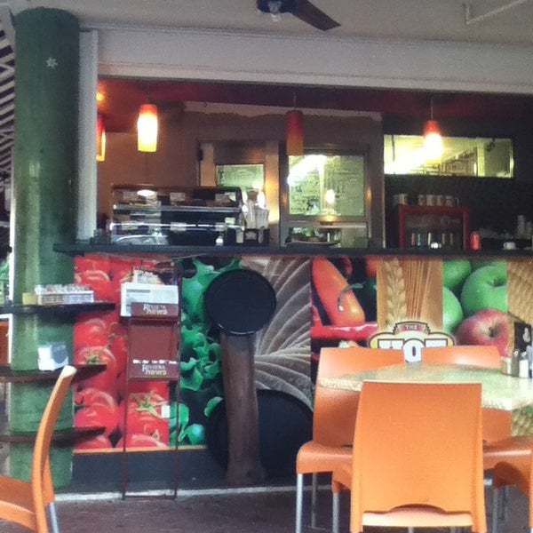 รูปภาพถ่ายที่ HOT Casual Food Plaza Inn โดย Dutchicana เมื่อ 2/15/2013