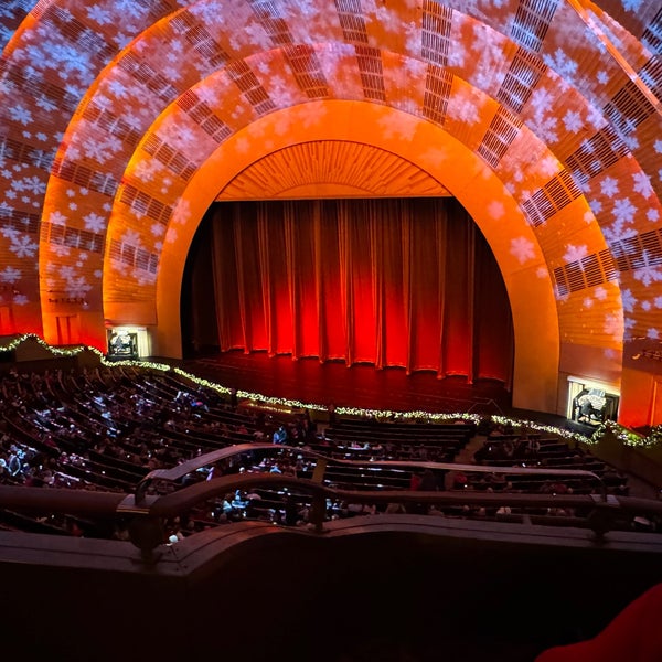 รูปภาพถ่ายที่ Radio City Music Hall โดย Matthew B. เมื่อ 12/6/2023
