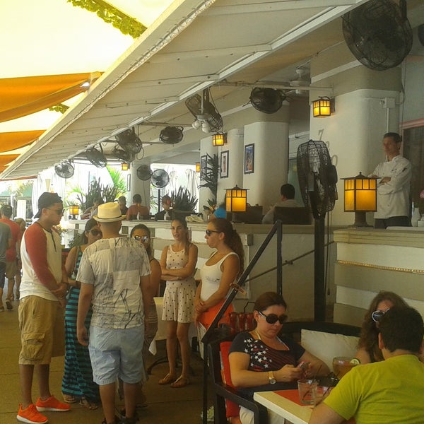 no reservation needed, staff is friendly, drinks on special 2x1, what else is needed to have a party on Ocean Drive? ;-)