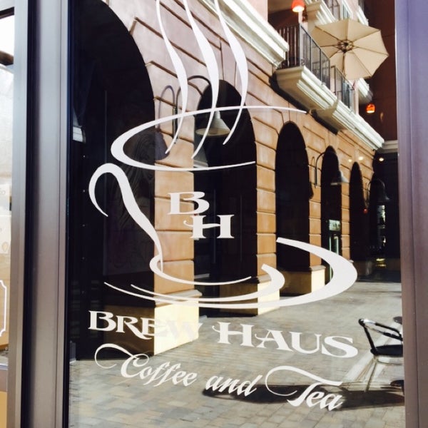 10/24/2014 tarihinde Amy U.ziyaretçi tarafından Brew Haus Coffee &amp; Tea'de çekilen fotoğraf