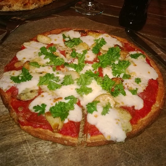 Foto diambil di Bacio Pizzeria oleh David S. pada 2/22/2014