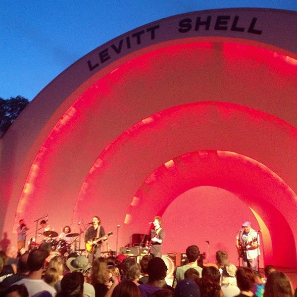 รูปภาพถ่ายที่ Levitt Shell โดย finnious f. เมื่อ 5/24/2013