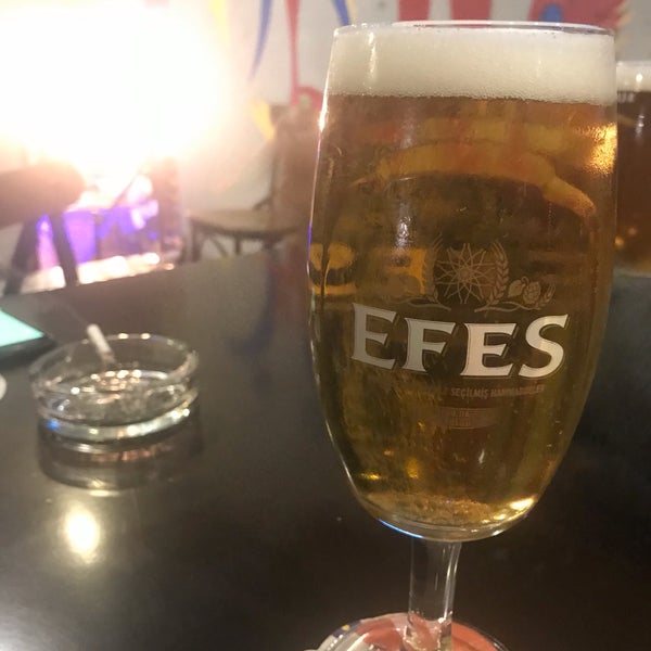 Foto tirada no(a) Şişman Efes Pub por Hasan em 9/23/2019