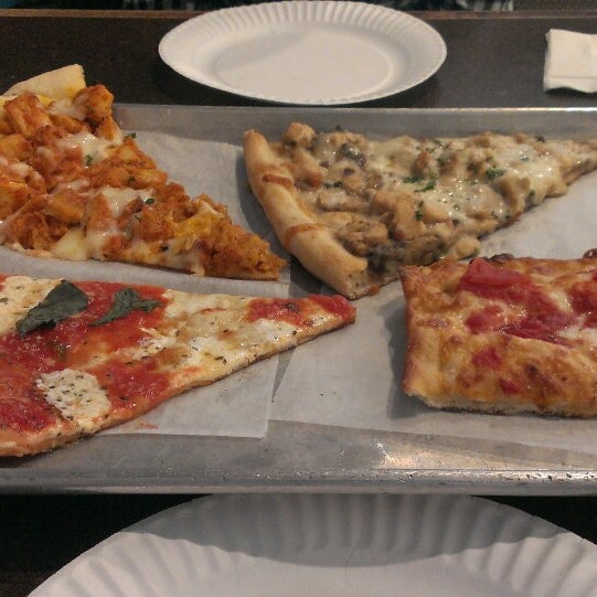 3/15/2014 tarihinde Tom M.ziyaretçi tarafından Basilicos Pizzeria'de çekilen fotoğraf