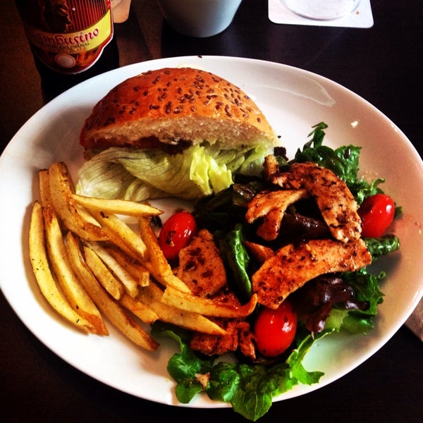 Deli la hamburguesa Arrachera Supreme, el lugar me gusto mucho! 👌