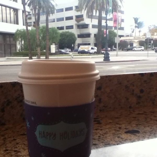 Photo taken at The Coffee Bean &amp; Tea Leaf by Elva E. on 12/19/2013